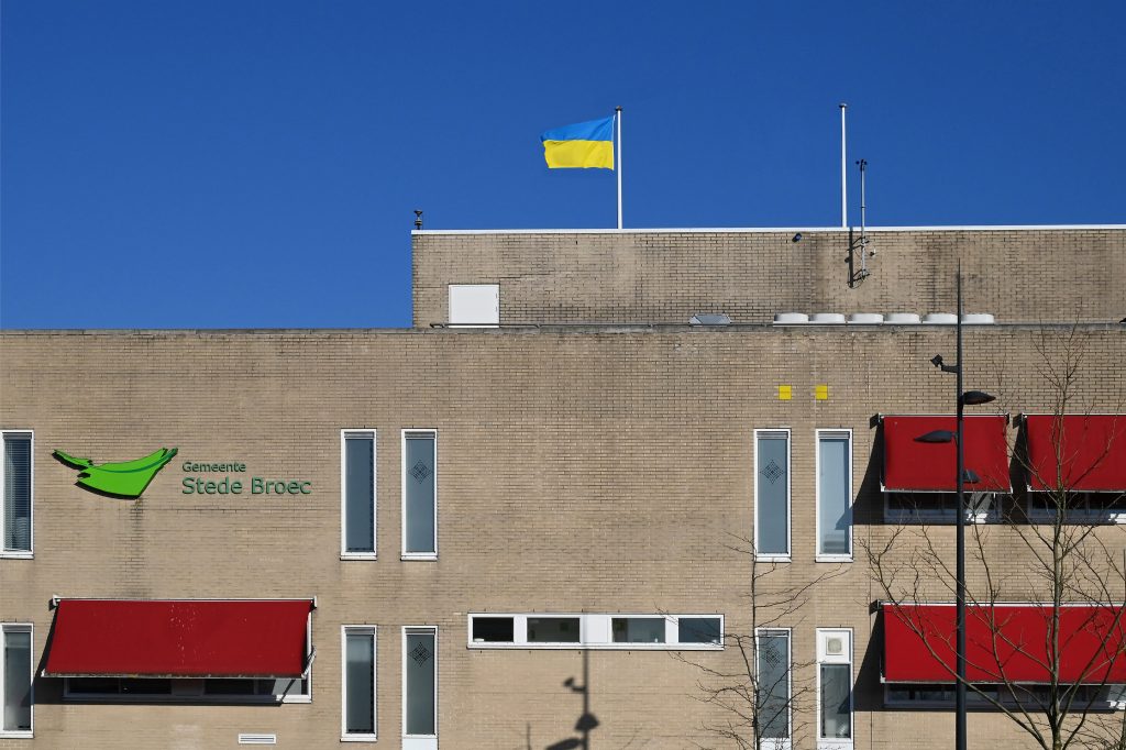 Gemeentehuis Stede Broec met vlag Oekraïne wapperend op het dak.