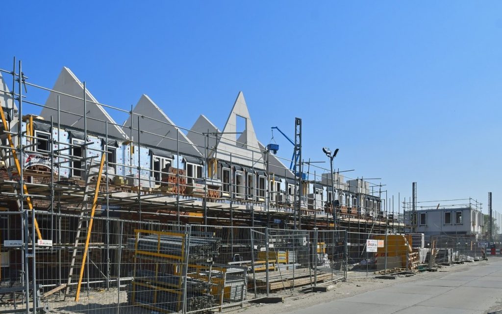 bouwplaats met woningen in aanbouw